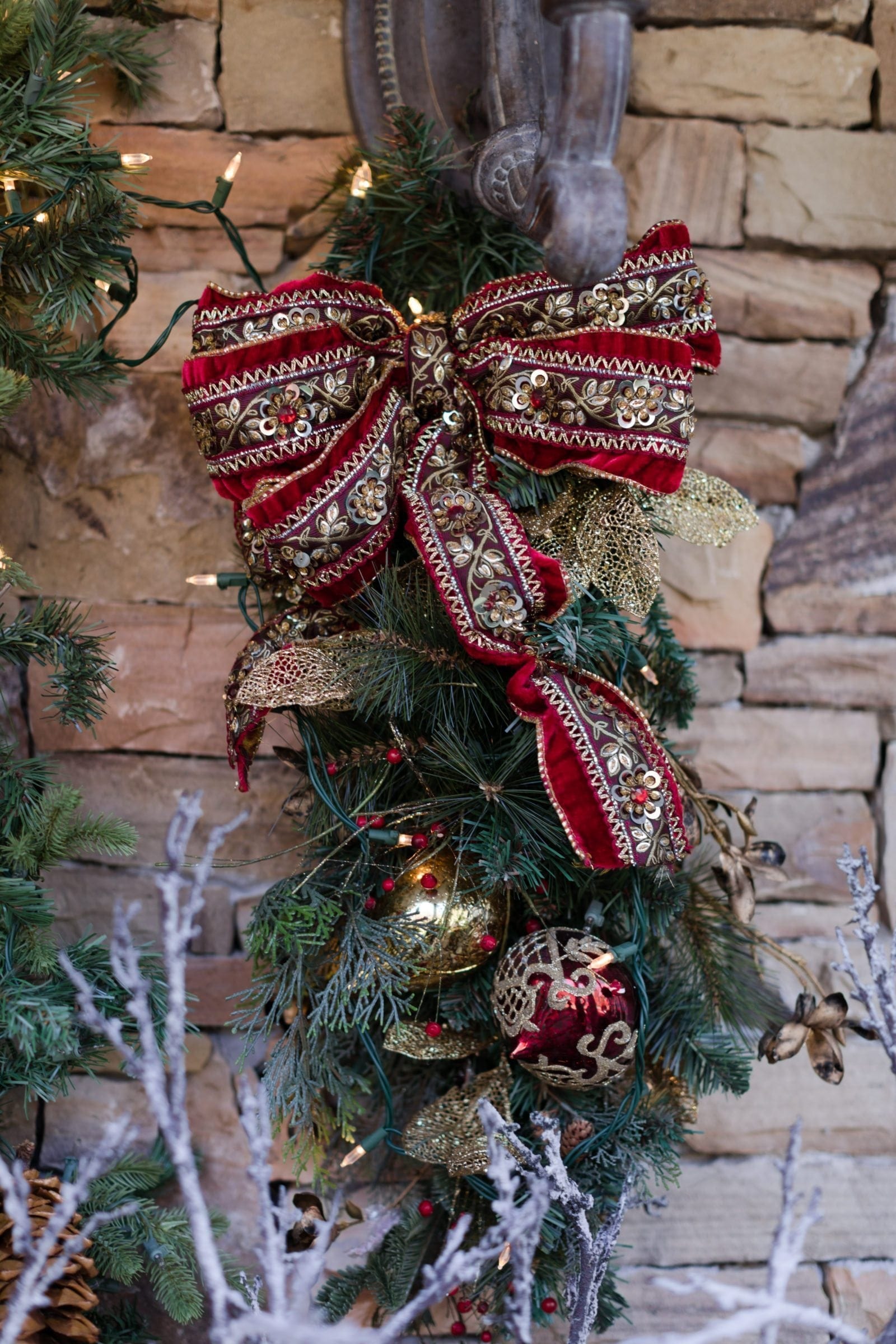 how-to-decorate-your-front-door-for-christmas-bluegraygal