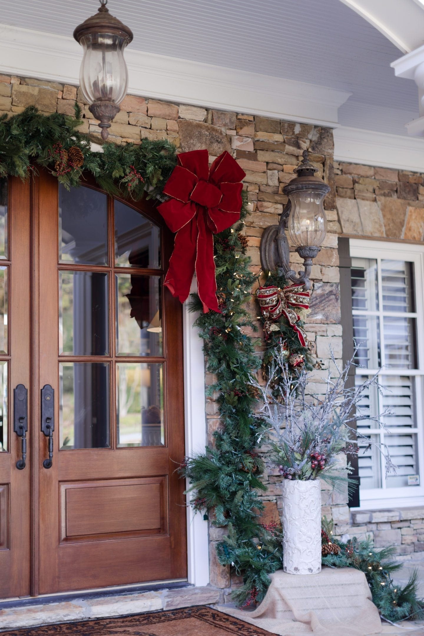 how-to-decorate-your-front-door-for-christmas-bluegraygal