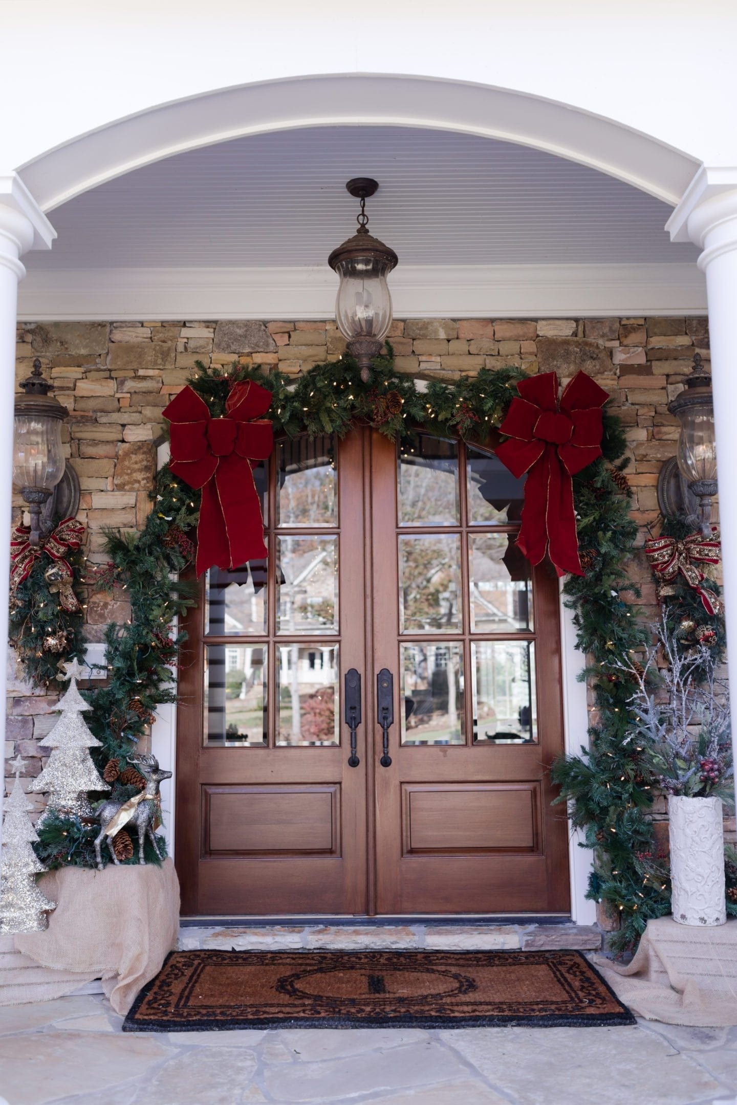 How to Decorate your Front Door for Christmas - bluegraygal