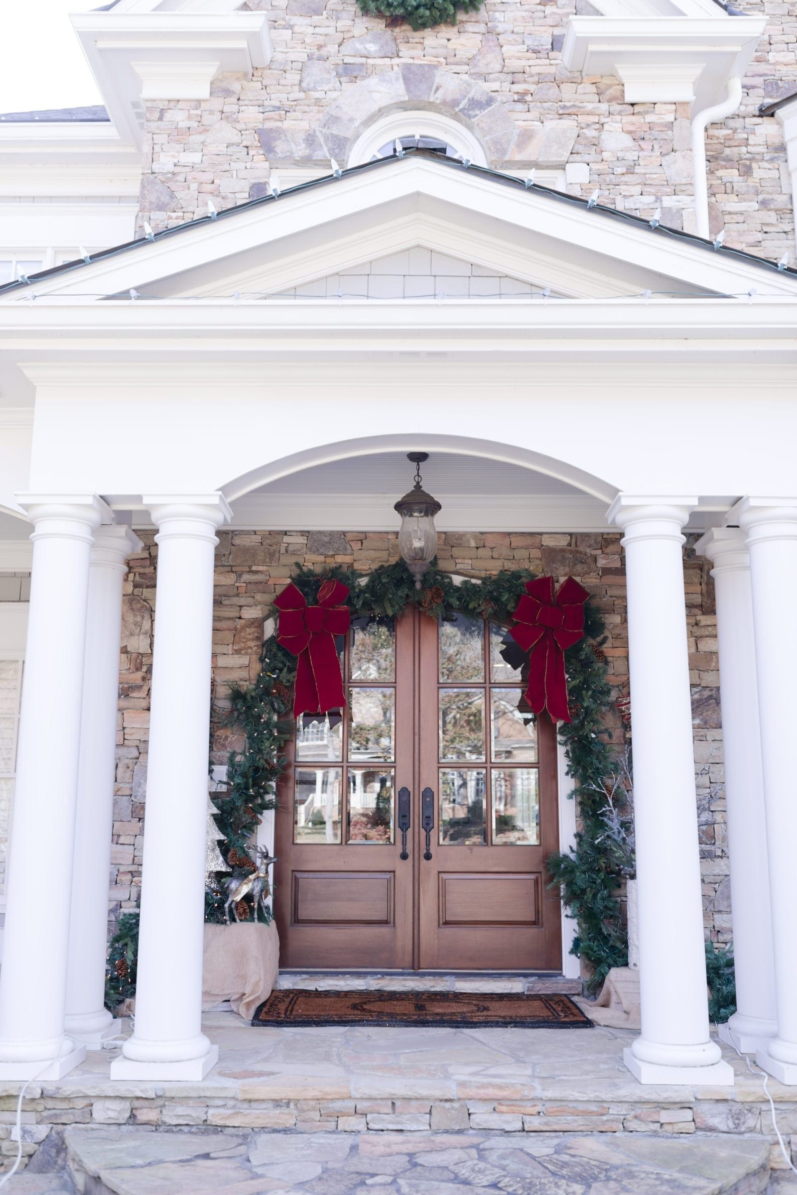 How to Decorate your Front Door for Christmas bluegraygal