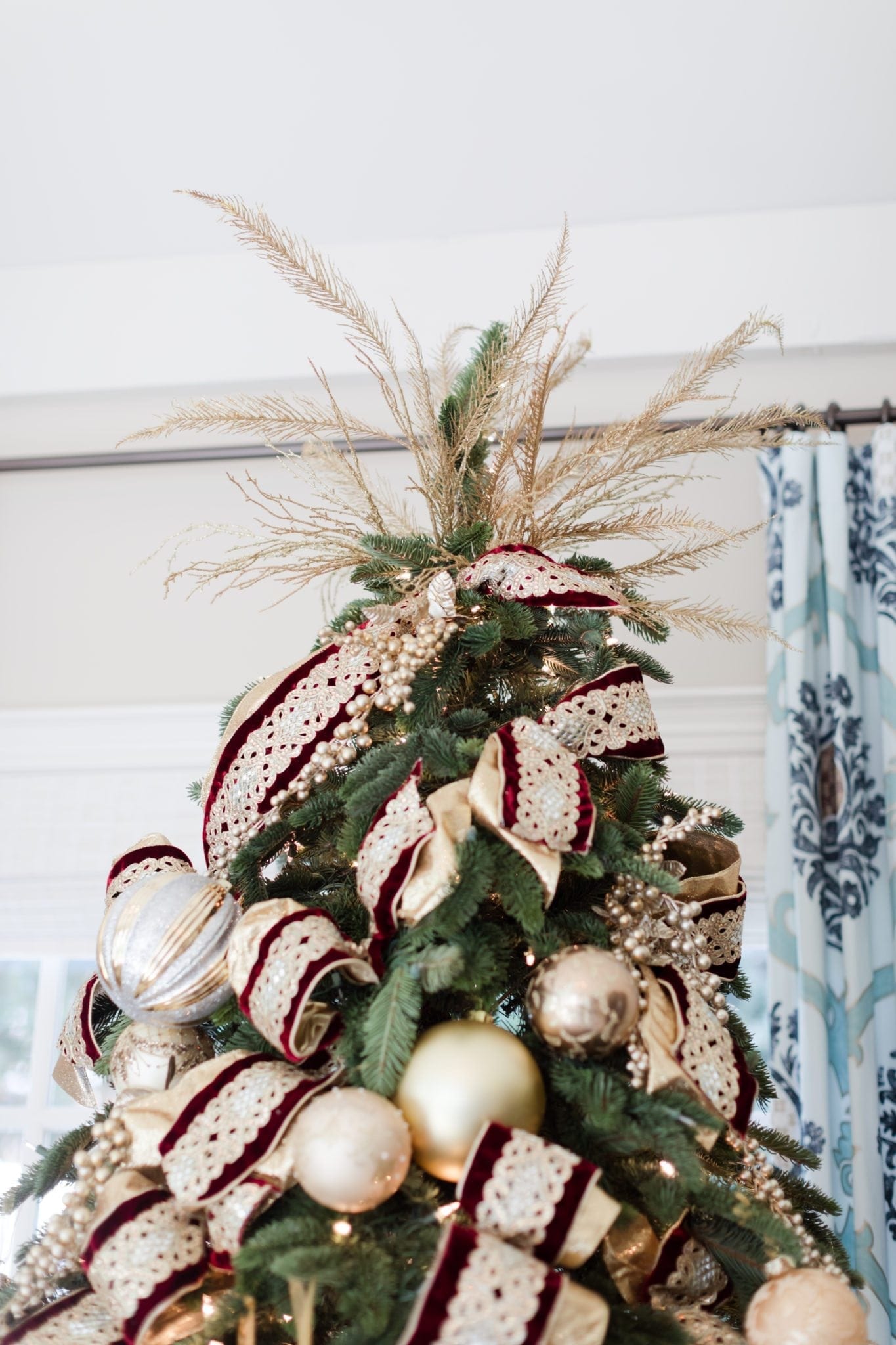 Burgundy and Gold Christmas Tree Ideas for a Classy Jolly Christmas ...