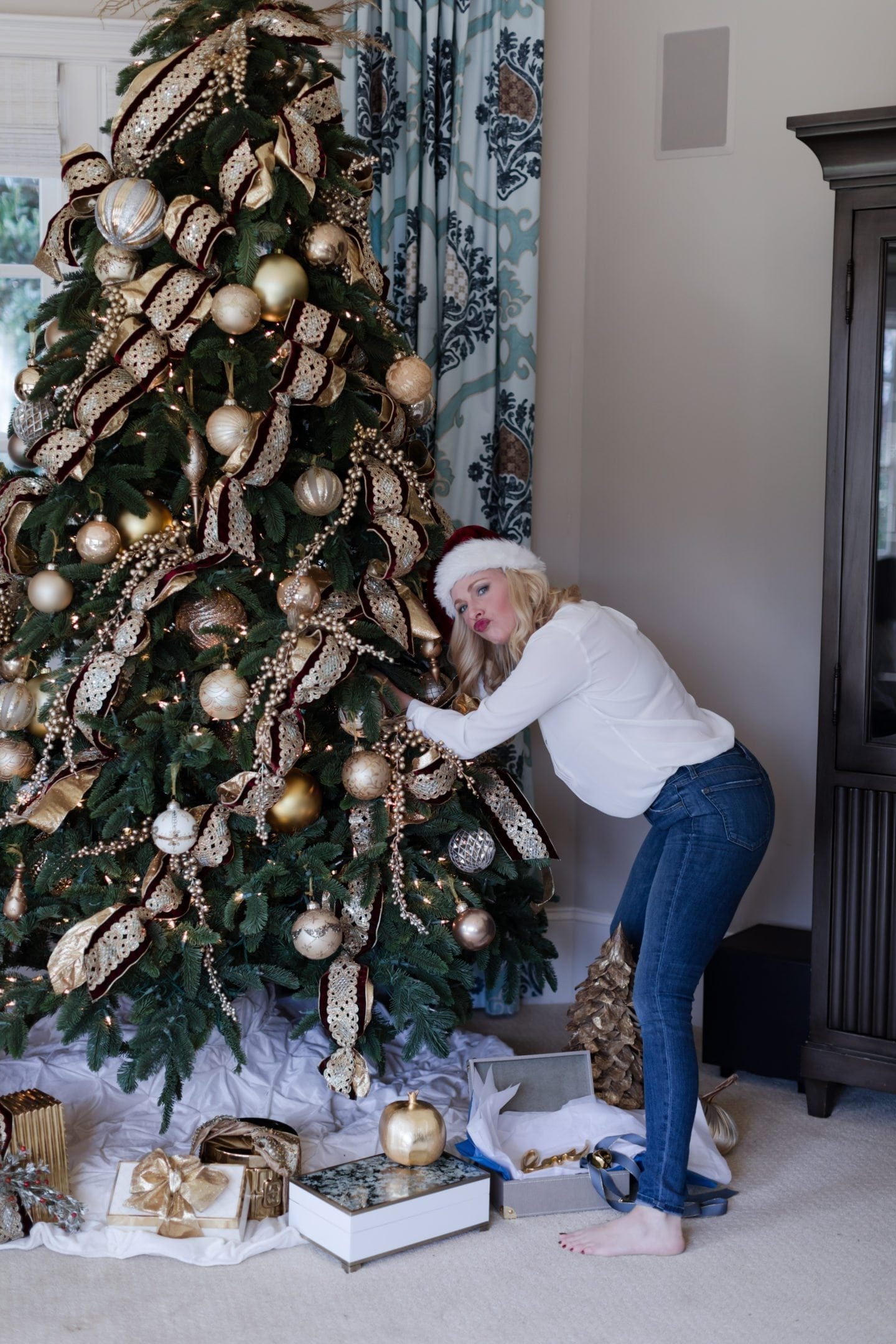Tips to decorate a Christmas Tree and how to pick a Christmas tree.