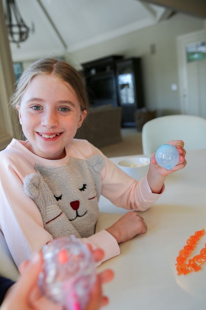 How to make an easy balloon animal with sticky balloons. Best toys for young kids.