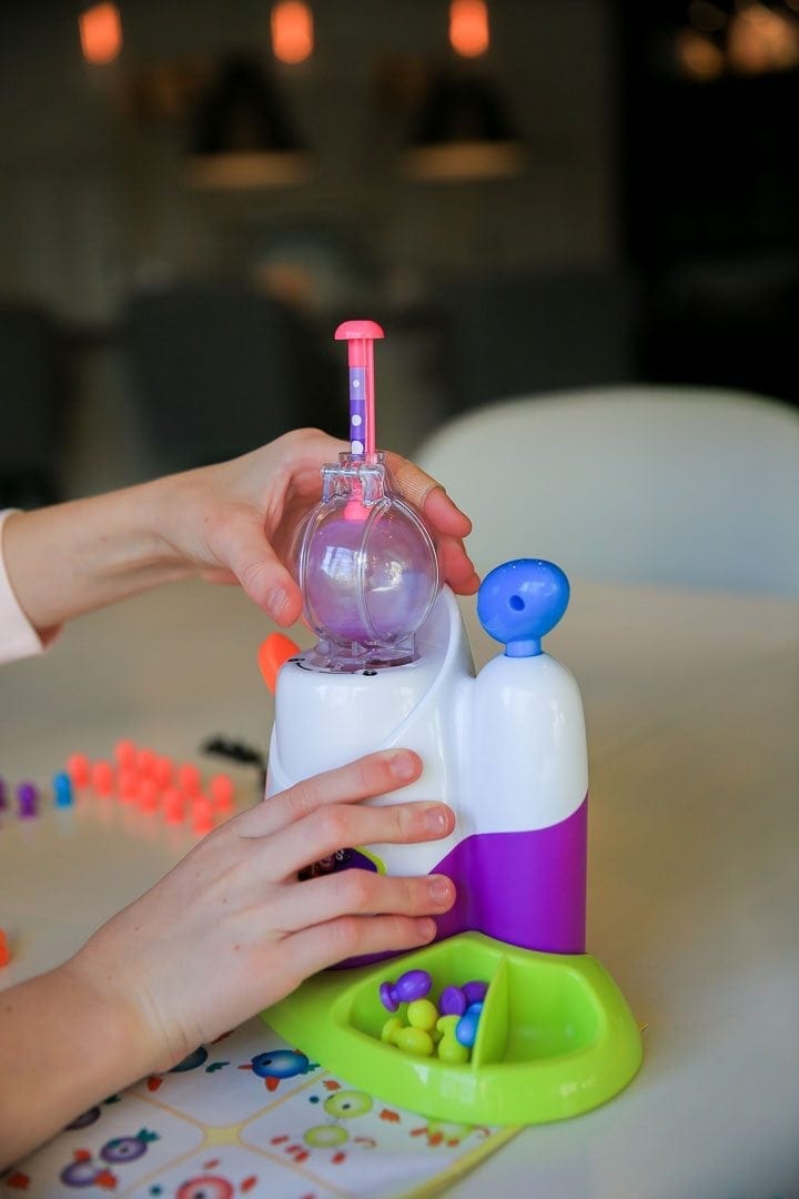 An easy balloon animal making kit. Perfect Christmas present for kids 5-12 years old!