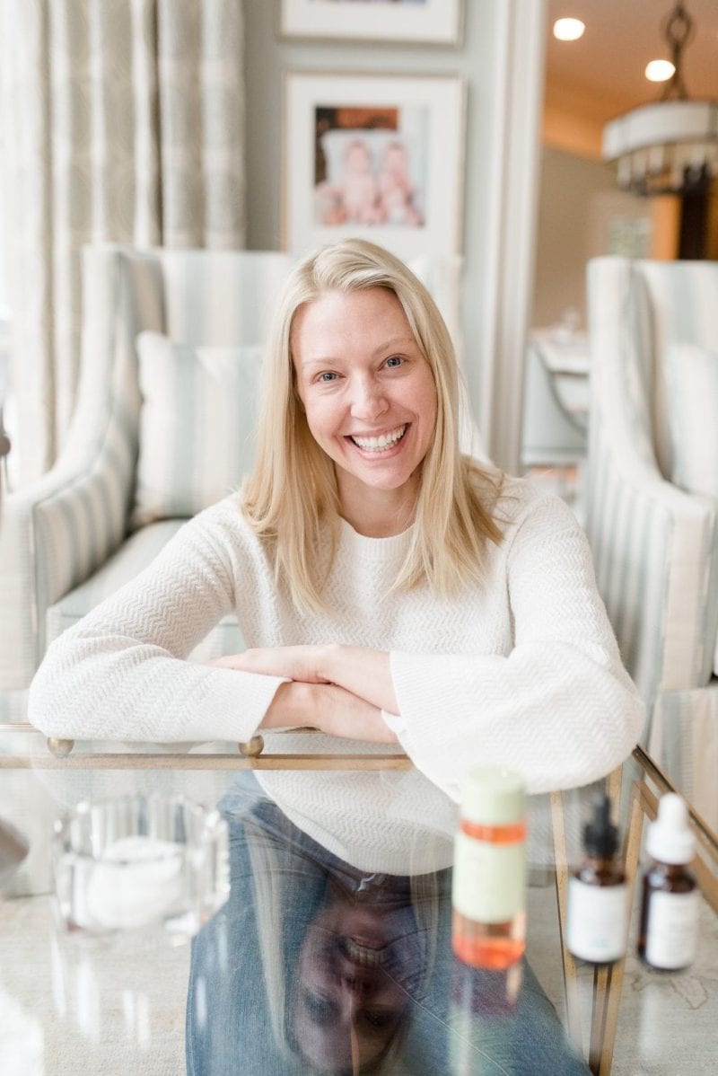 Women without makeup. How to apply moisturizer in the morning beneath makeup.