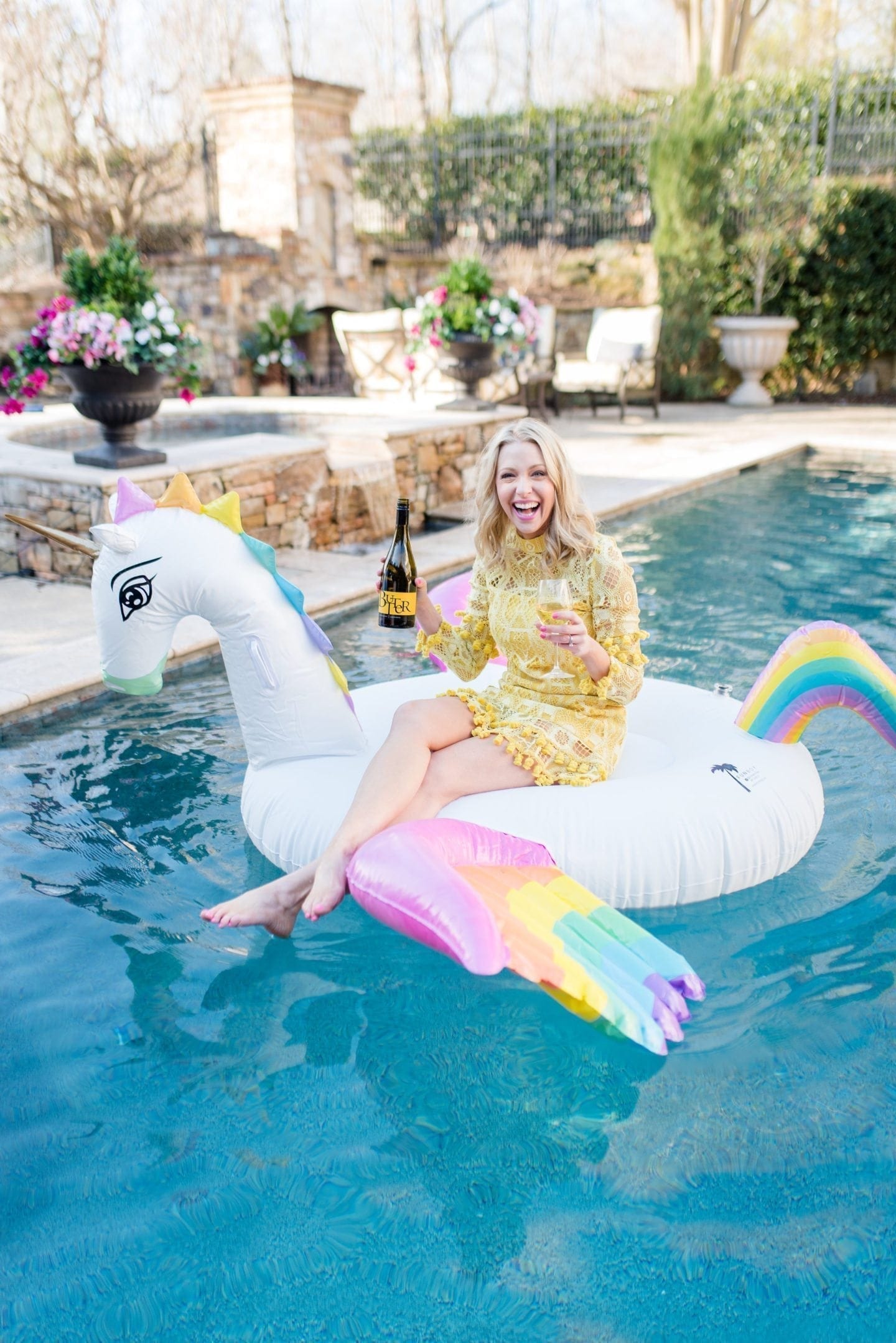 Butter Wine poolside! Throw a fun pool party with these top tips on how to have fun with girls!