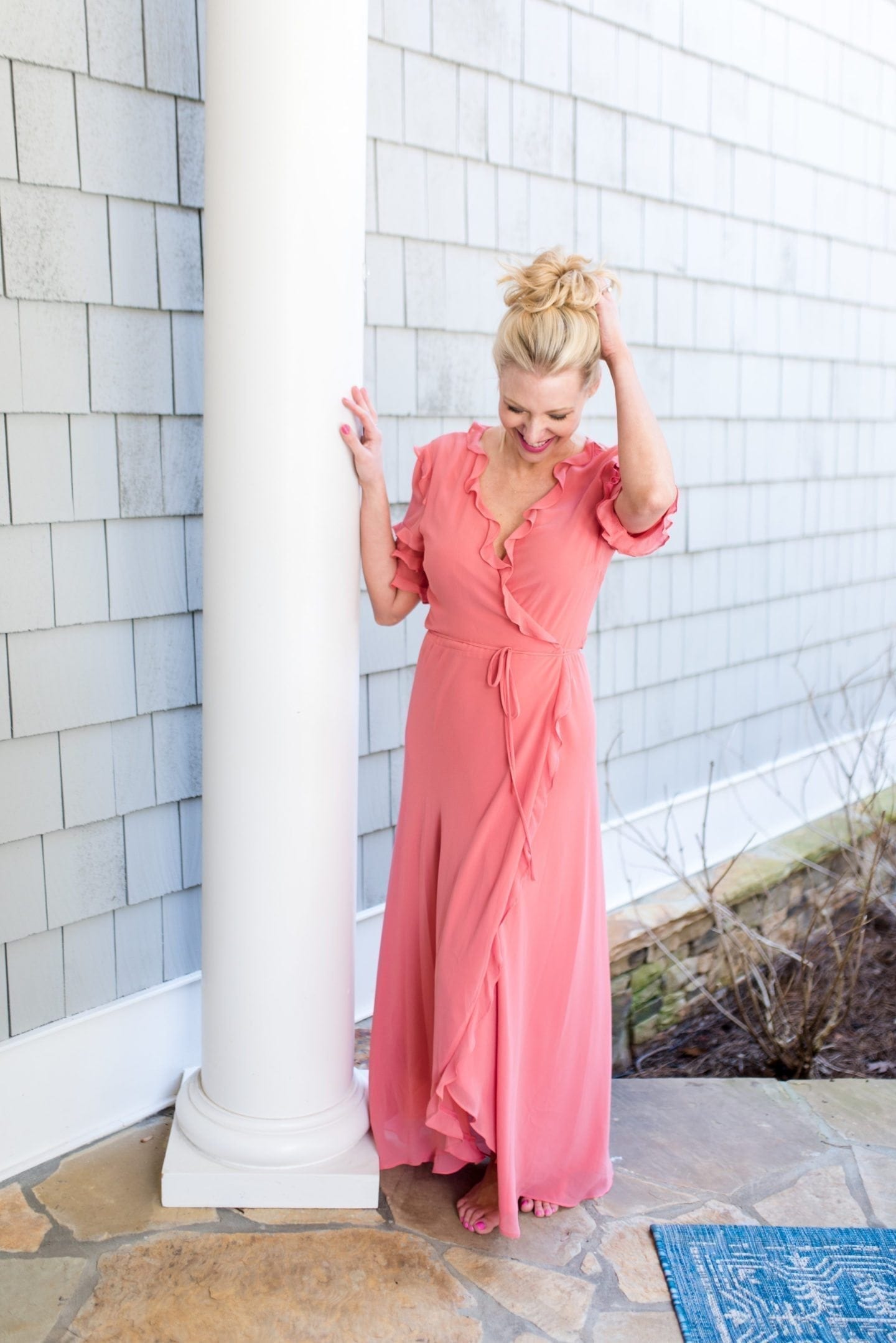 Easy top knot hair style for summer. Tips on how to make your top knot look fluffy and big with minimal effort!
