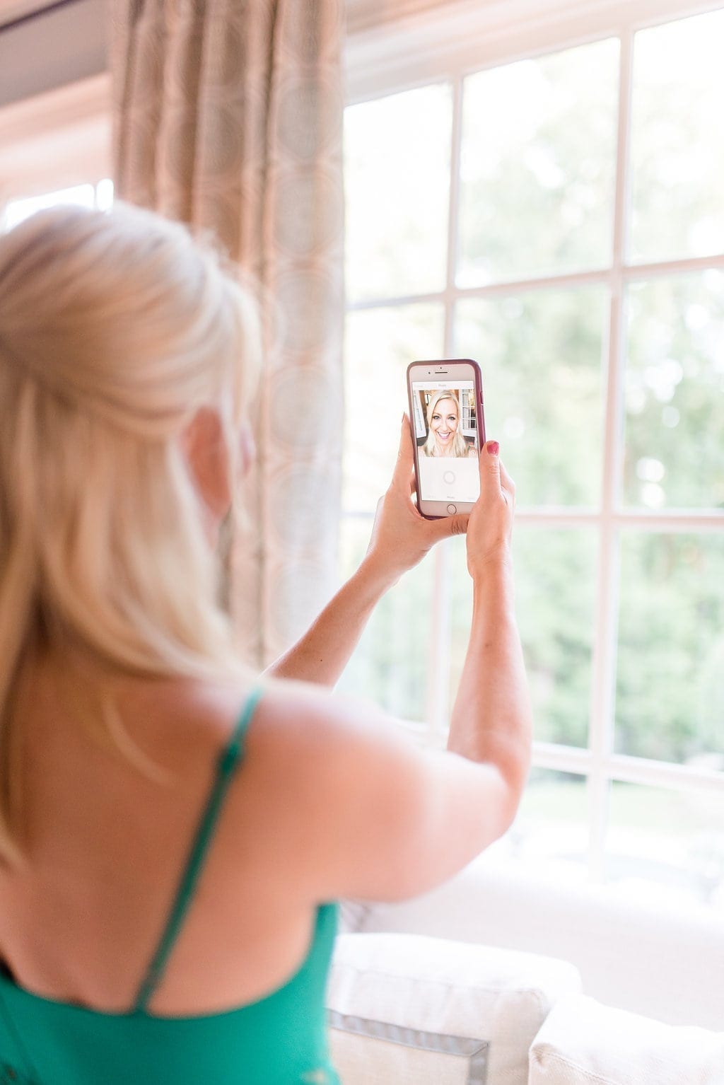 Trying to taking a good selfie? Lifestyle blogger, bluegraygal, teaches you how to take a great selfie with easy tips!