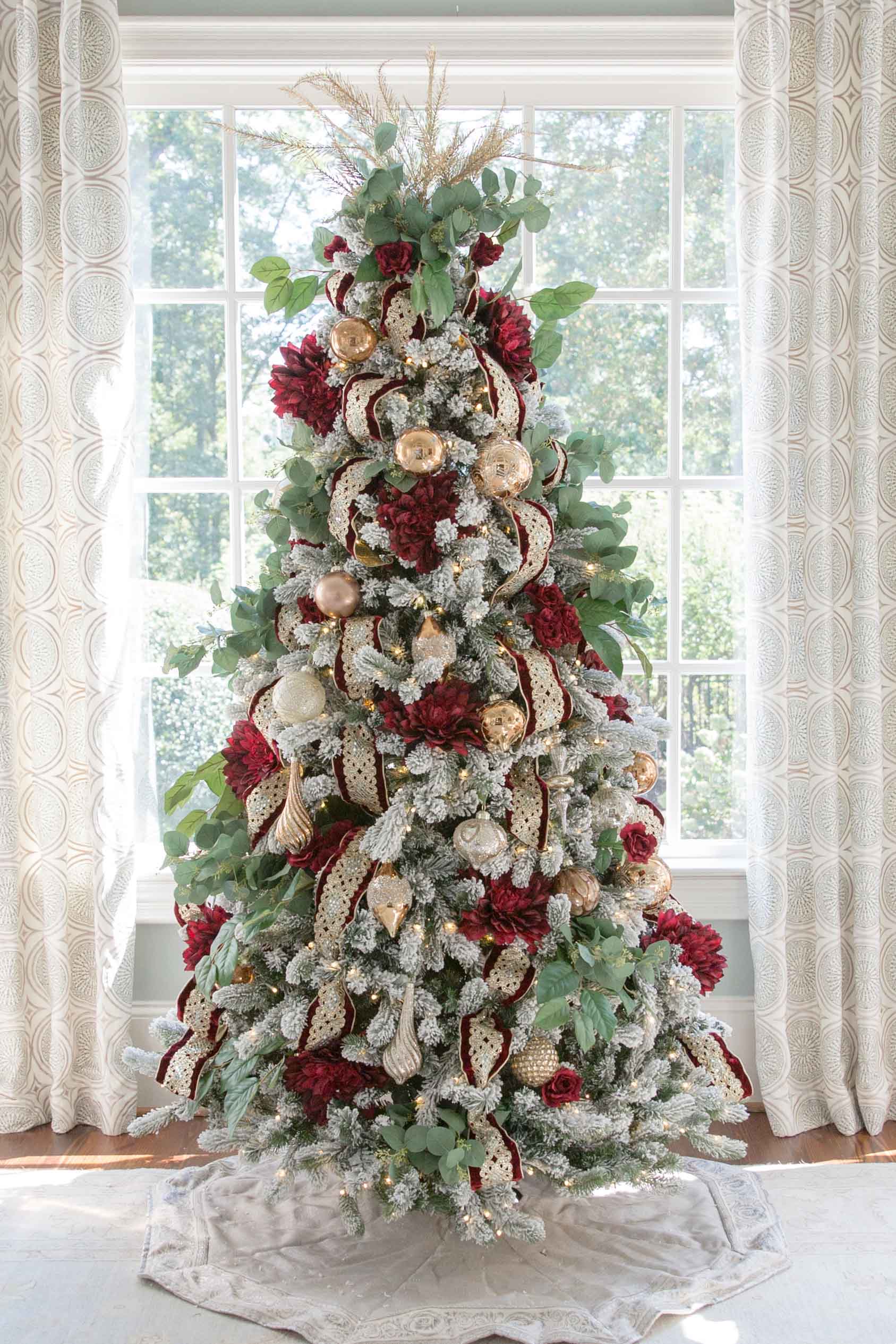 Unique Christmas Trees Decorated with Simple Decor