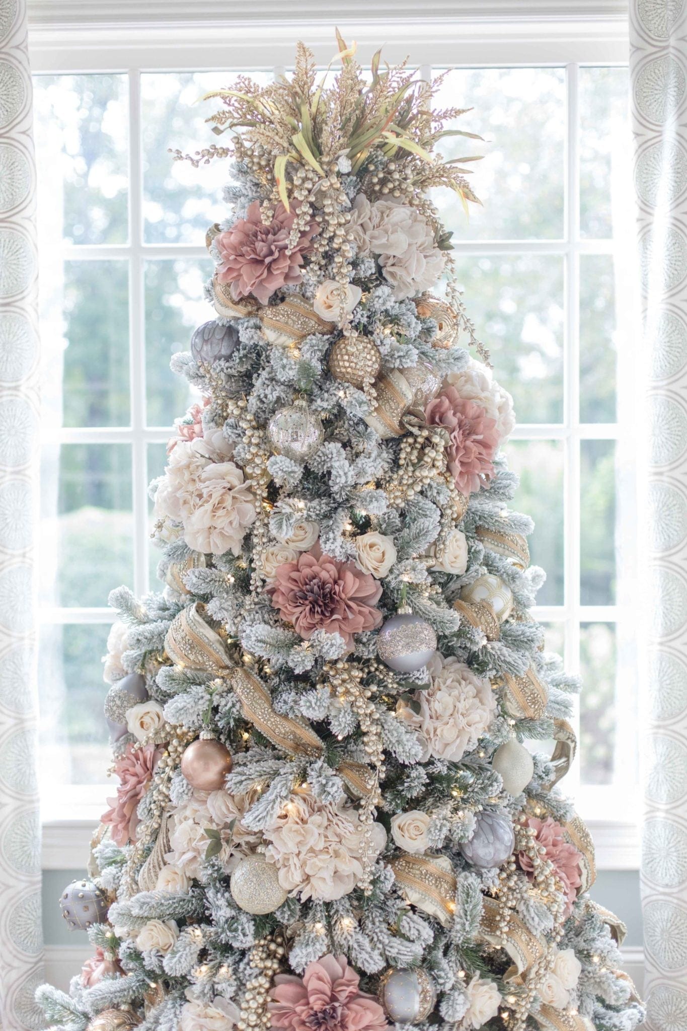 How to decorate a Christmas tree in pink and white and gold.