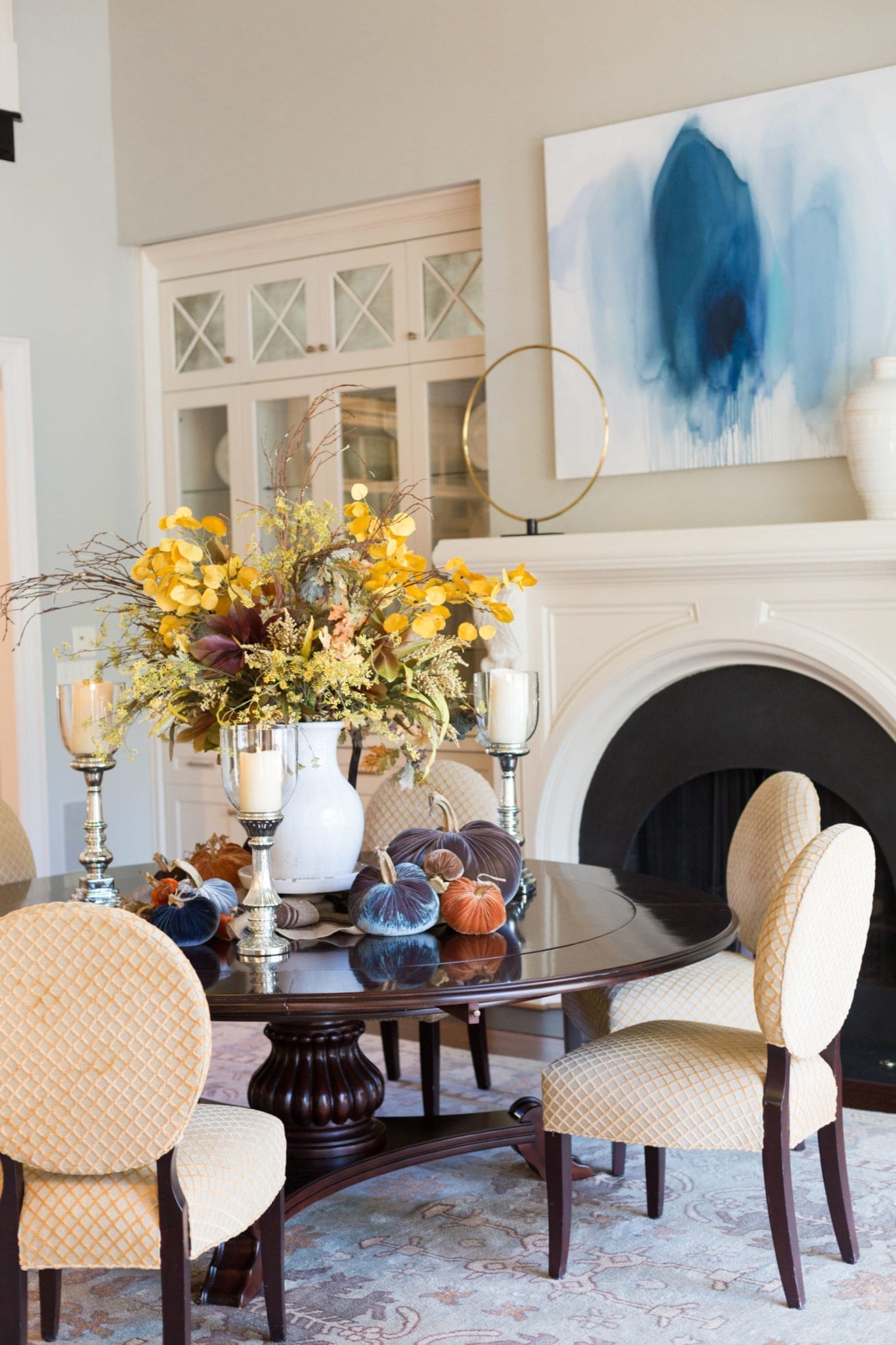 Decorating a Round Dining Room Table for Thanksgiving