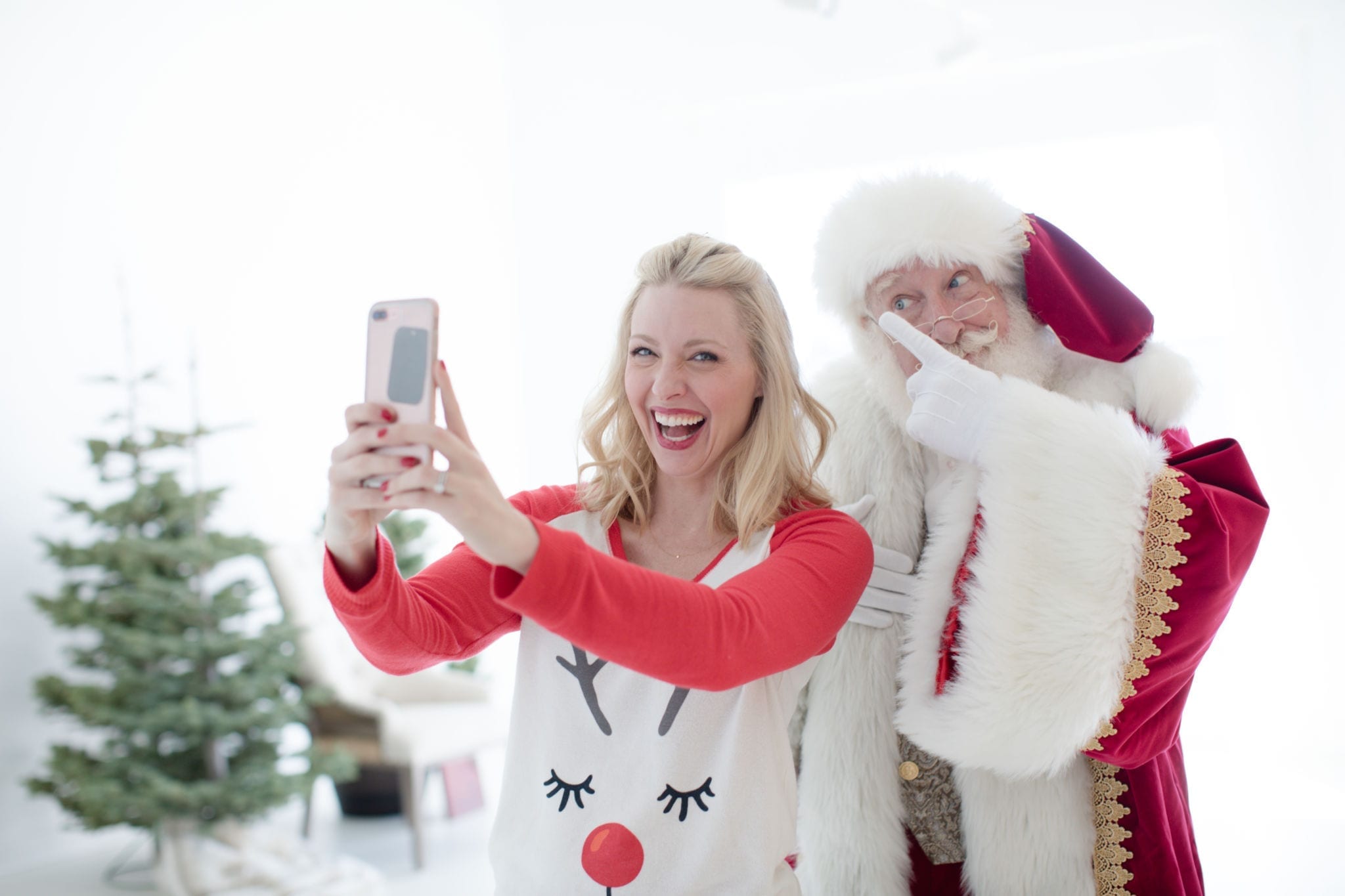 Atlanta blogger bluegraygal with Santa for Christmas pictures!