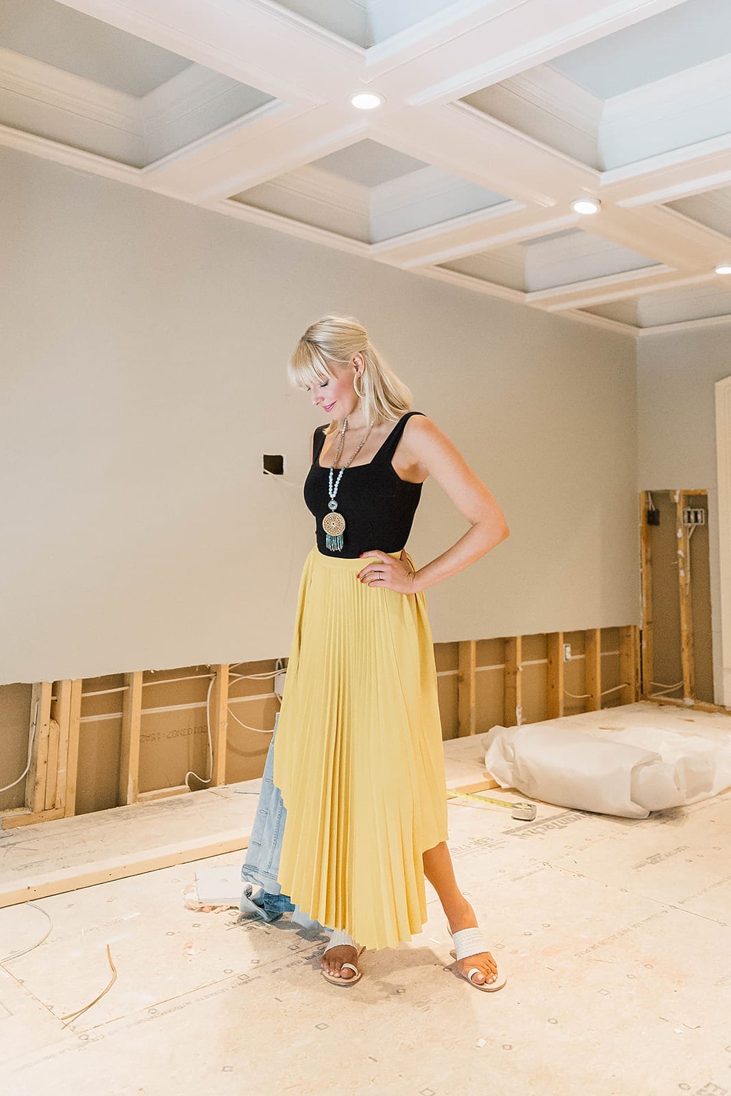 Pleated long skirt outfit for spring and summer. Bright colored skirts with long necklace.