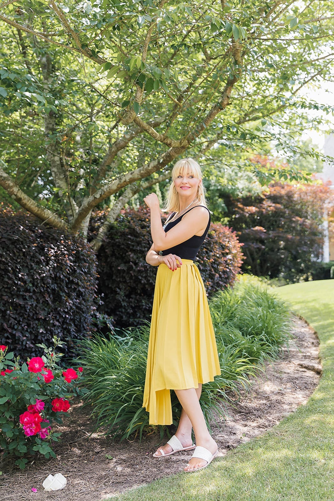 Spring skirt in yellow. How to wear yellow with black.