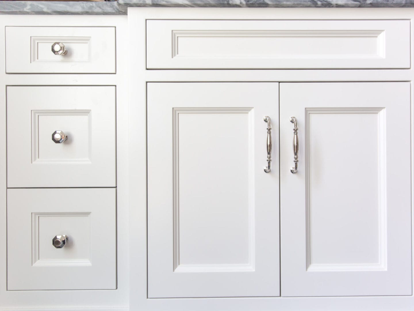 How to choose bathroom hardware. Mixing pulls and knobs on cabinets.
