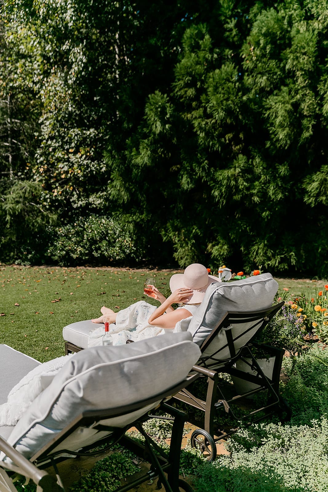 Atlanta home blogger Kelly Page for BlueGrayGal with Woodard Furniture. Comfortable outdoor chaise lounge.