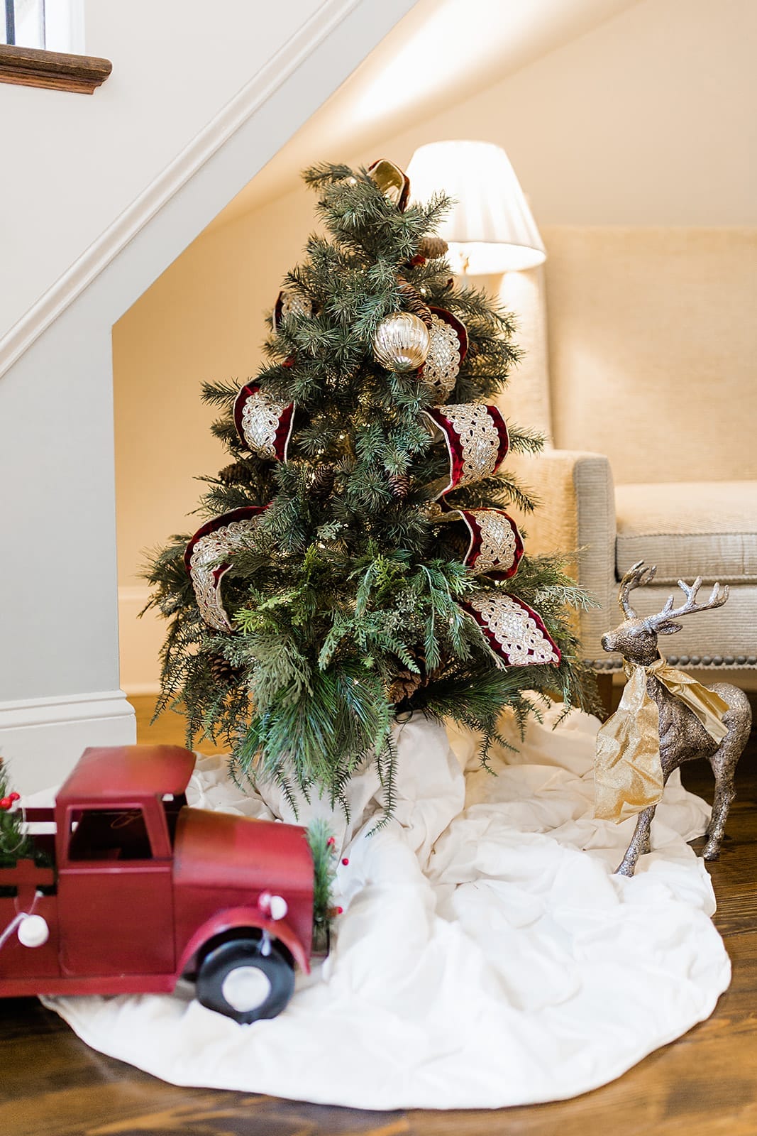 Foyer Christmas Decoration Ideas.