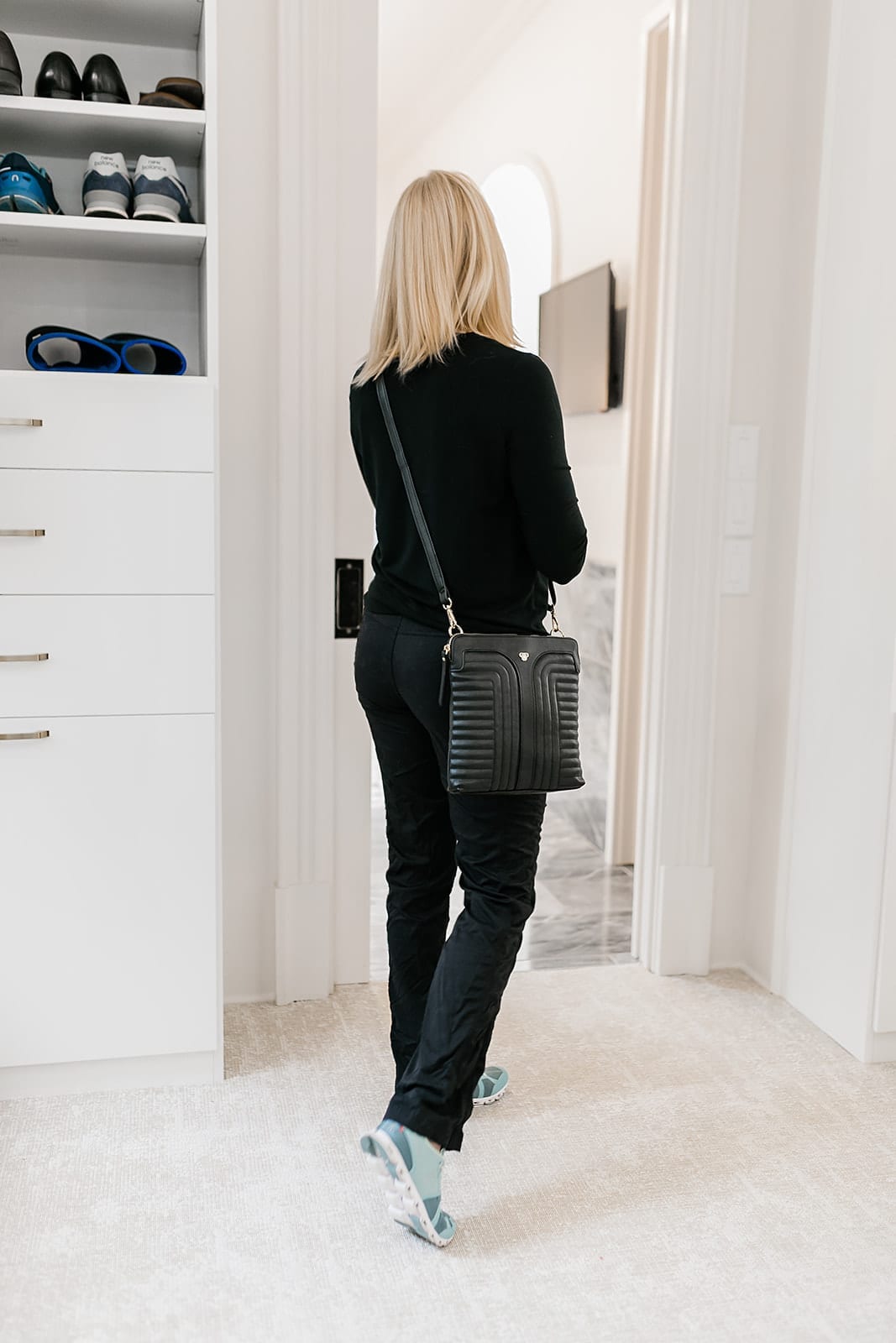 crossbody bag for travel. On Cloud running shoes and casual running outfit. The crossbody bag for every women!
