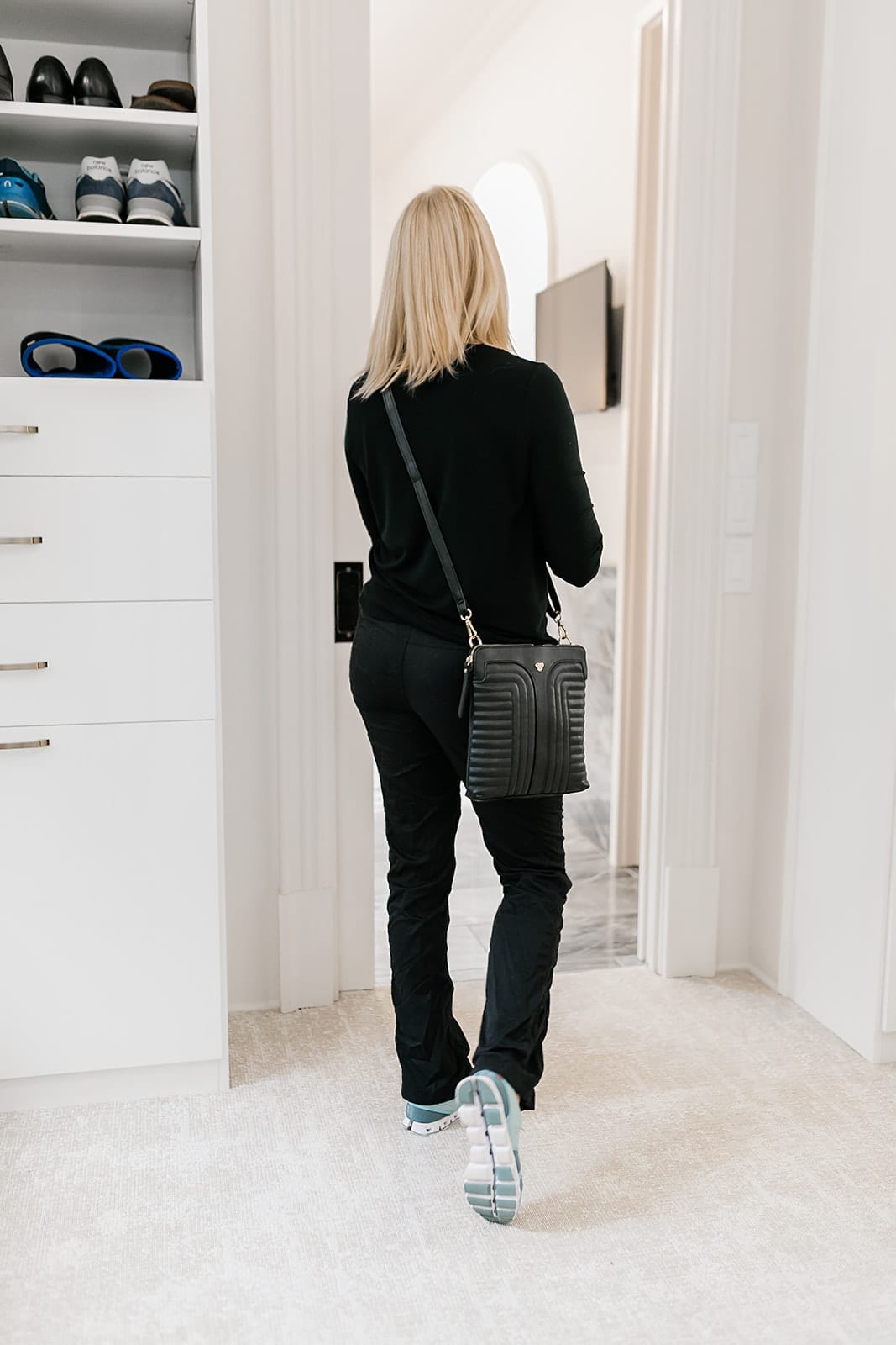 crossbody bag for travel. On Cloud running shoes and casual running outfit. The crossbody bag for every women!