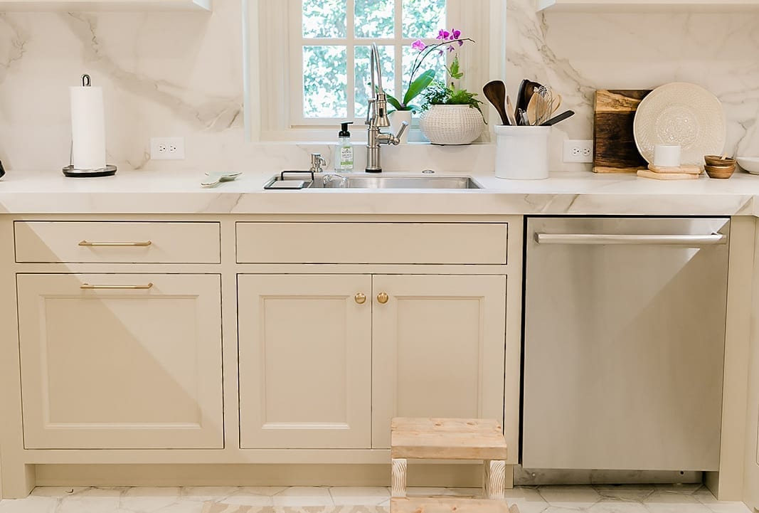 Mixing metals in kitchen is easy! Get examples for how to mix metals - you can totally put gold and stainless steel together!