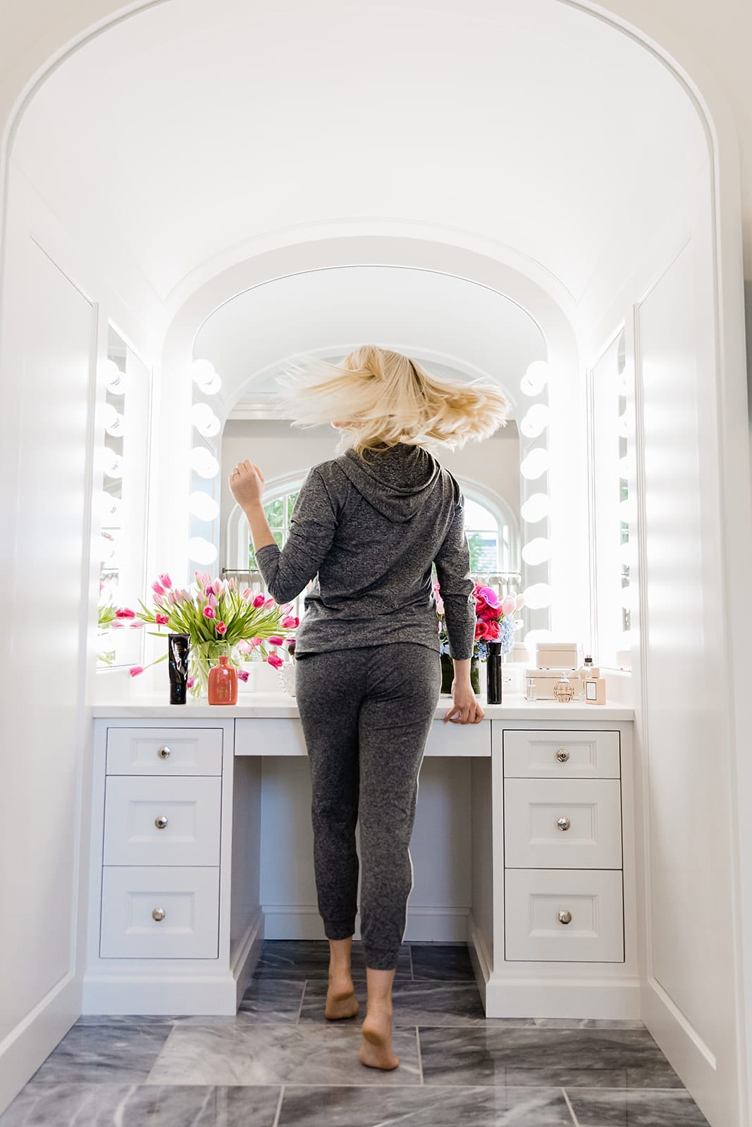 Wearing Vuori joggers for women, the lifestyle blogger Kelly Page for BlueGrayGal shares what her blonde hair looks like after using the Oribe blonde shampoo and Oribe conditioner.