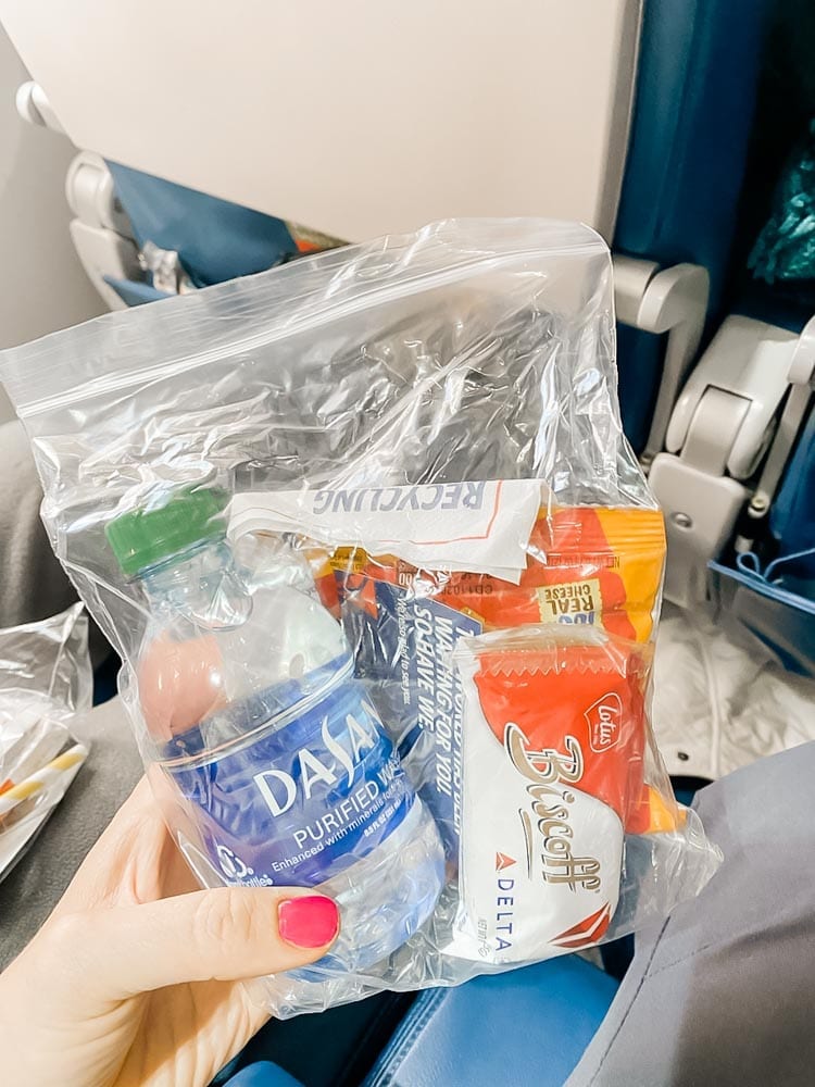 Tips & tricks to flying on Delta during COVID, including how to travel with kids safely during Coronavirus.