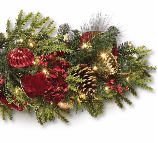 Best luxury Christmas decor for 2020. The best of the luxury Christmas ornaments, luxury Christmas ribbon, wreaths, garland and Christmas home decor.