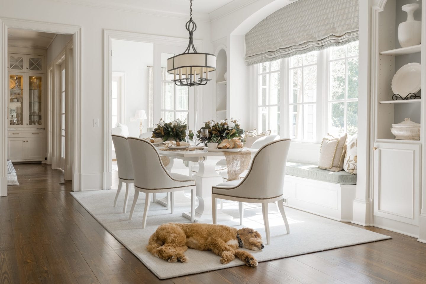 Affordable modern Thanksgiving table decor ideas and inspiration using southern style magnolia flowers.