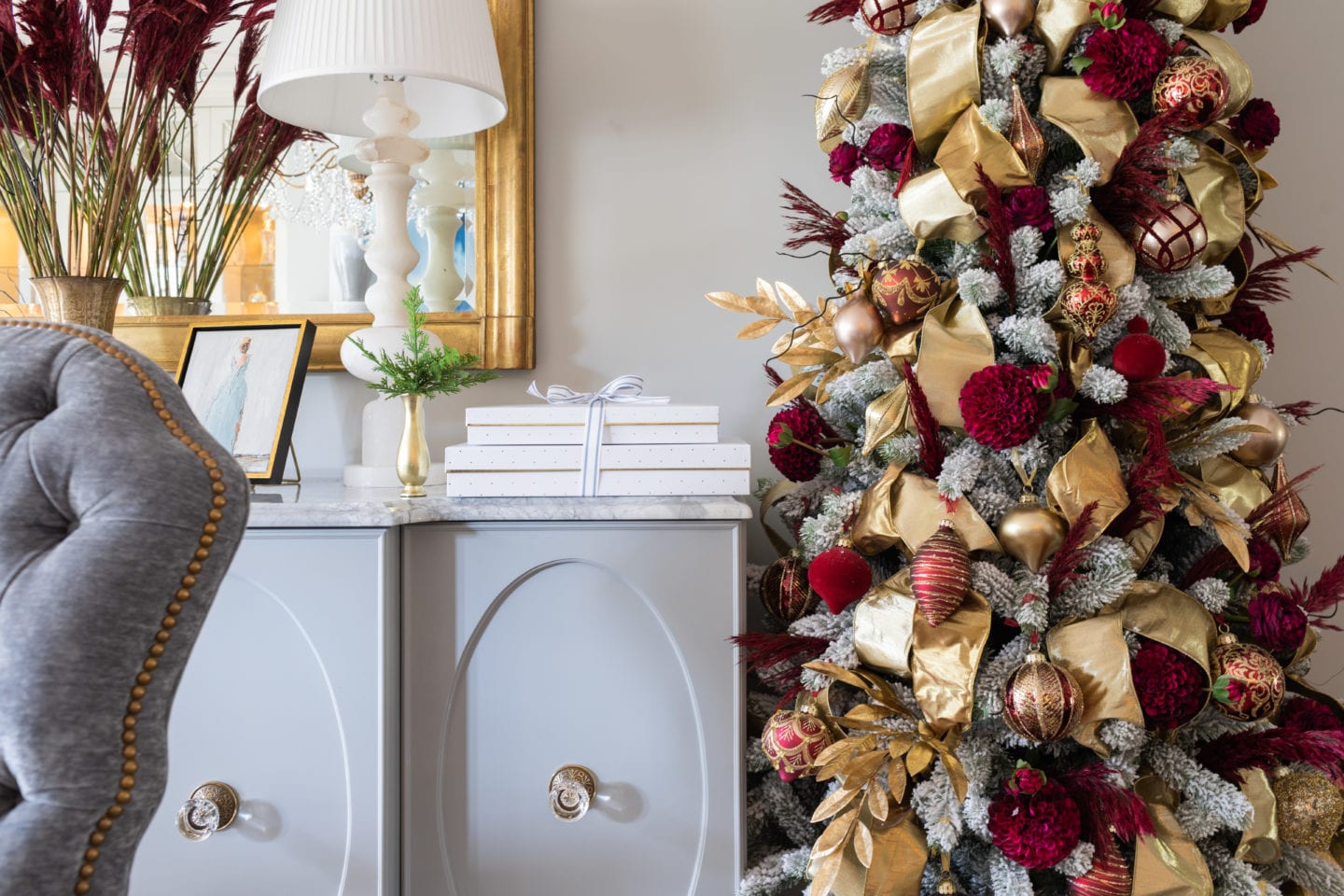 Decorating a white flocked Christmas tree and need some ideas? Flocked artificial Christmas trees give you so much room for new color ways & schemes! These flock Christmas tree ideas will inspire you to get a flocked tree this year and make your own mark on the holiday!