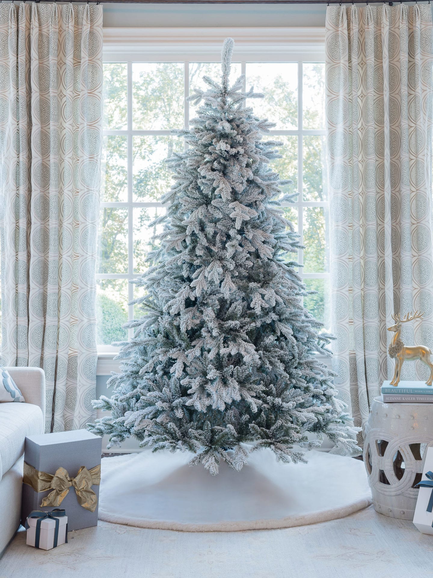 What's the big difference? Want the perfect holiday flocked Christmas tree? I've seen every King of Christmas flocked Christmas tree & can help find your perfect pre flocked tree! Want a simple flocked Christmas tree, an unlit flocked artificial tree, slim, queen flocked tree, or small flocked tree? Let's dive in!