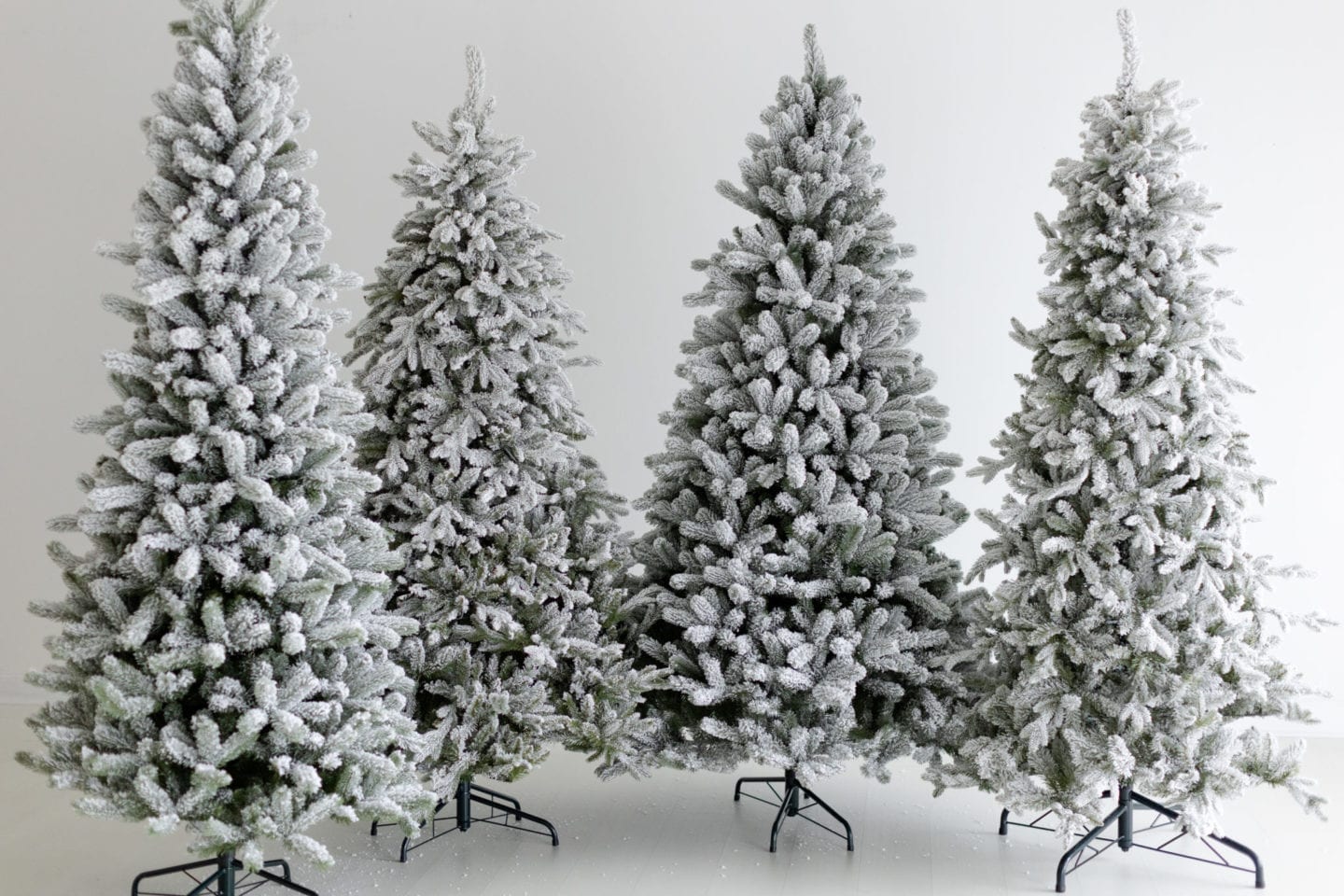 What's the big difference? Want the perfect holiday flocked Christmas tree? I've seen every King of Christmas flocked Christmas tree & can help find your perfect pre flocked tree! Want a simple flocked Christmas tree, an unlit flocked artificial tree, slim, queen flocked tree, or small flocked tree? Let's dive in!
