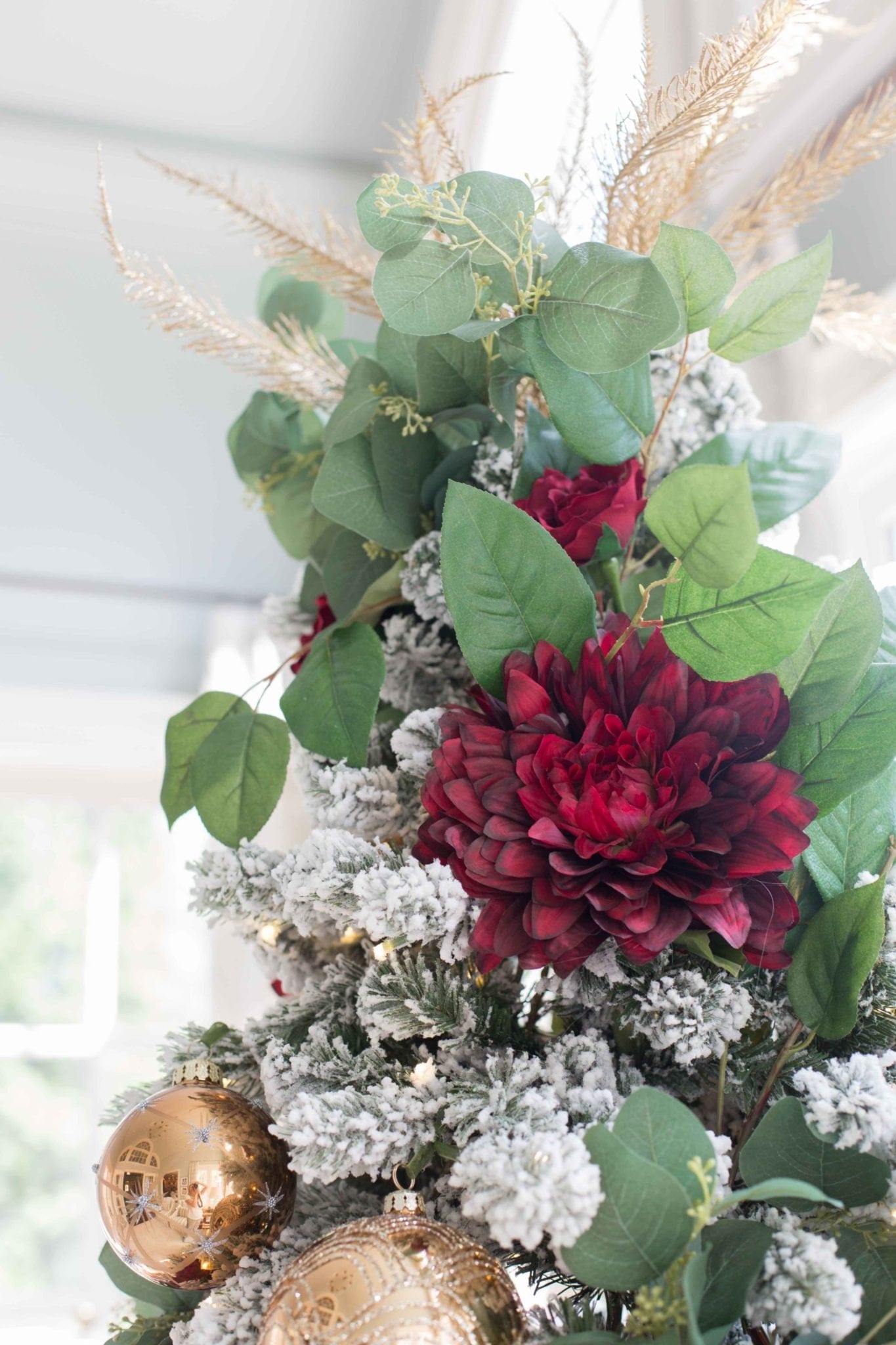 Ideas for how to decorate a Christmas tree in red and gold