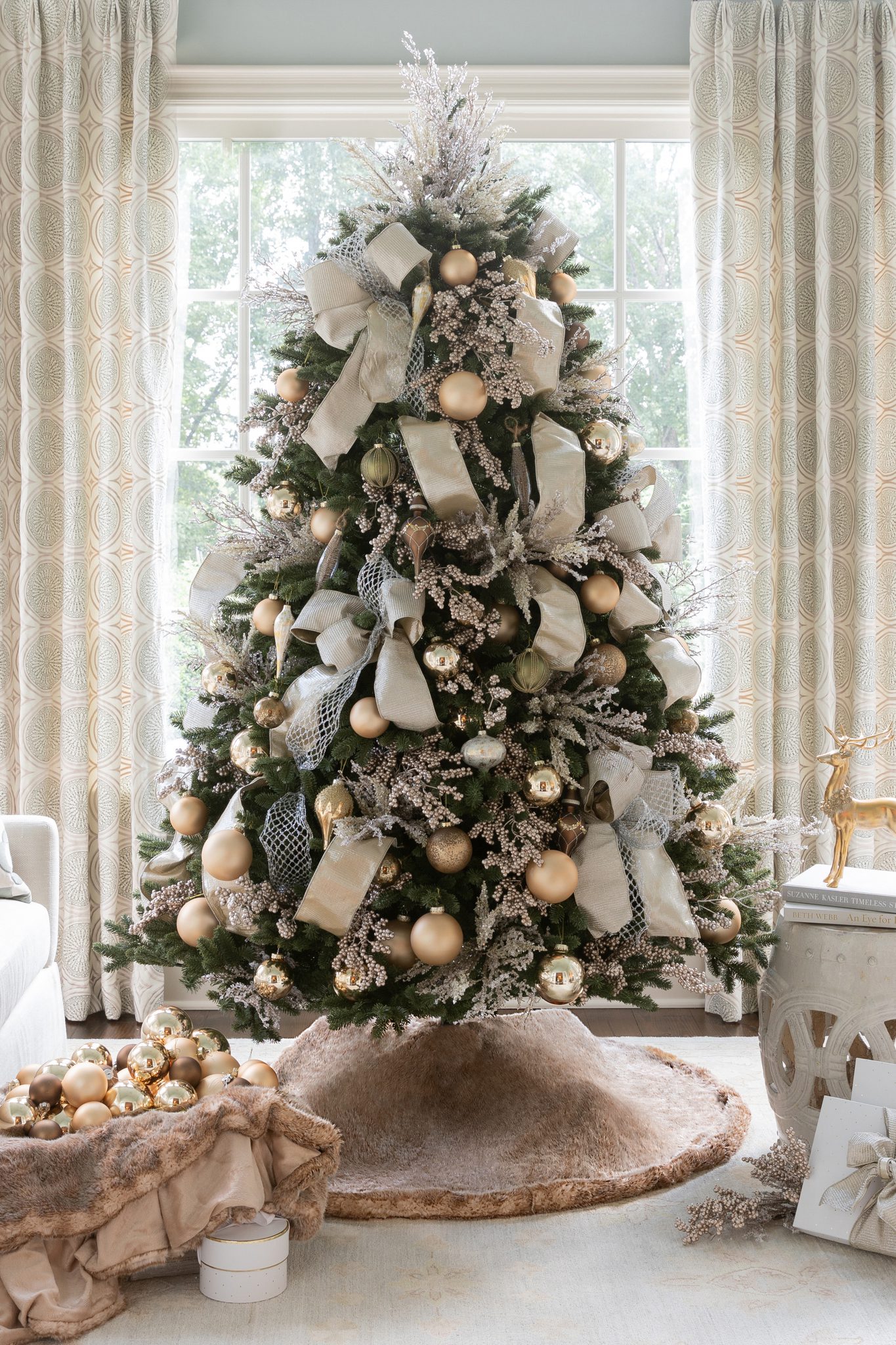 How to decorate a gold Christmas tree