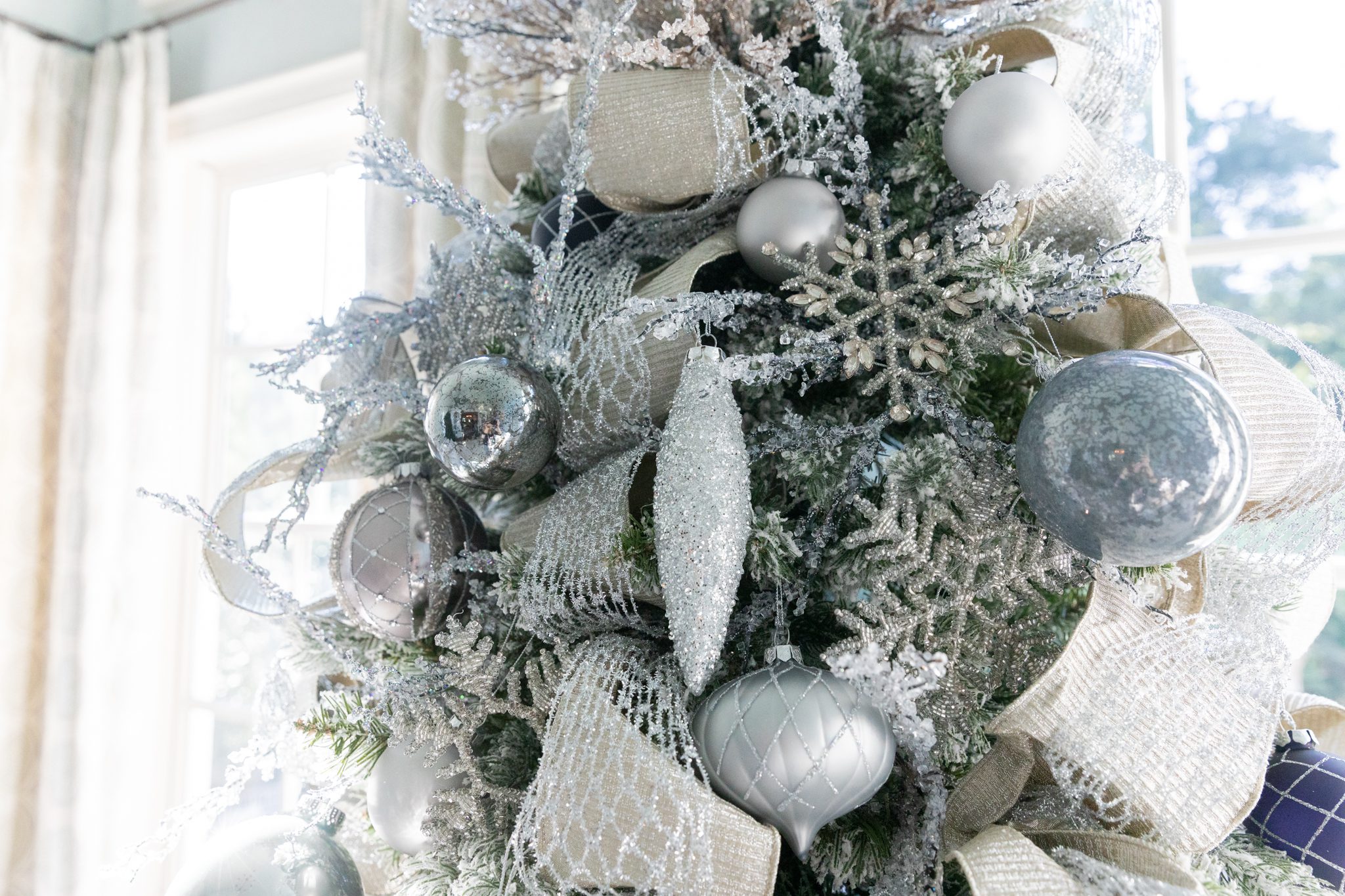 How to hang ribbon on a Christmas tree