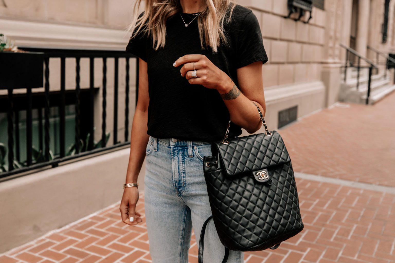 15 Fashionable Ways to Wear Backpacks BlueGrayGal